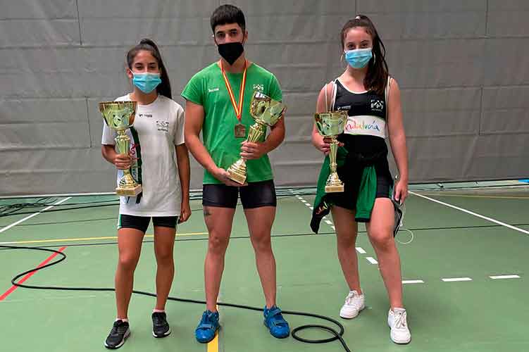 Lucía González, José María Pinzón y Athenea Santana, con los trofeos y medallas obtenidos en el Campeonato celebrado en Salamanca.