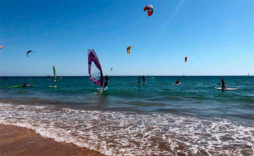 La regata de kitesurf 'Virgen del Carmen' en la playa de La Canaleta, competición clásica en el verano de Punta Umbría.