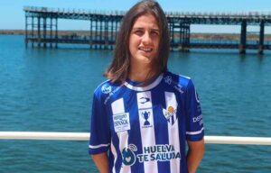 El buen trabajo de Paula Romero le ha llevado al primer equipo del Sporting de Huelva. / Foto: @sportinghuelva.