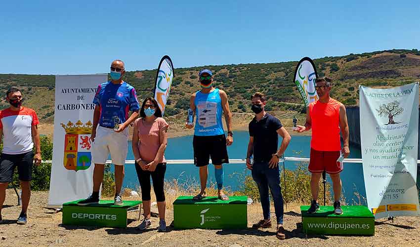 Rubén Gutiérrez regresó al podio y ganó en la categoría Máster 40-49 en Ia I Travesía a nado 'El aceite de la vida'.