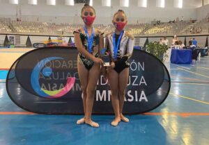 Las alevines de Copa, Bianca Cuesta y Claudia de la Rosa, con sus medallas.