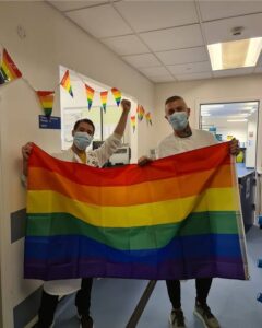 Tomas en el laboratorio donde trabajando celebrando el día del Orgullo Gay./ Tomás Diaz Lozano