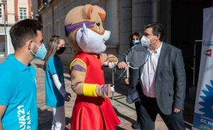 El alcalde de Huelva, Gabriel Cruz, junto a 'Onuba', la mascota de este Campeonato del Mundo de Bádminton.