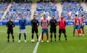 El onubense Alejandro Quintero, en el centro de la imagen, en los prolegómenos de un Oviedo-Lugo, nuevo árbitro de Primera División. / Foto: www.lfp.es.