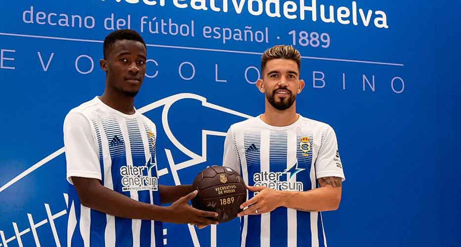 Arona Diawara y Adrià Arjona, presentados este miércoles en el estadio Nuevo Colombino. / Foto: @Franlvarez/@recreoficial.