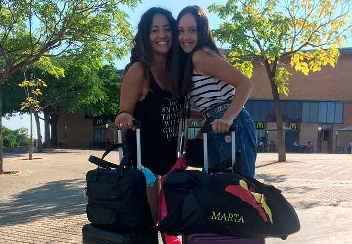 Inmaculada Márquez, directora técnica del GR Huelva, acudió con Marta Fernández -derecha- a la concentración en el CAR de Madrid.