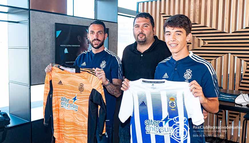 Rubén Gálvez y José Mari, junto al director deportivo del Recre, Dani Alejo. / Foto: @Franlvarez / @recreoficial.