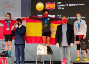 Lucía González en los más alto del podio con el oro logrado en el Europeo de Halterofila.