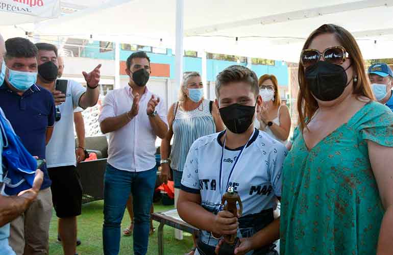 Un momento de la entrega de premios del XXX Concurso de Pesca 'Virgen del Carmen' en Punta Umbría.