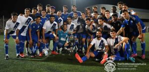 El Recre posa con el trofeo logrado en Ayamonte en la que supuso su tercera victoria seguida en esta pretemporada. / Foto: P. Sayago / Recreativo de Huelva.