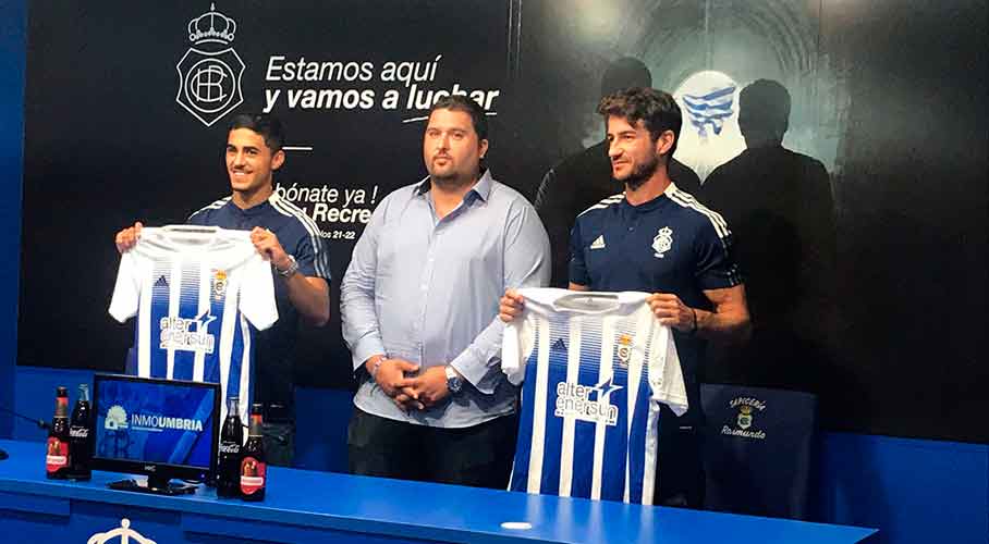 El director deportivo del Recre, Dani Alejo, junto a Pedro Pata -izquierda- y Pablo Gallardo, en la presentación de ambos. / Foto: F. Oliva.