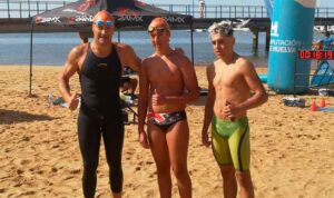 Los tres primeros clasificados en la carrera de 1.200 metros de la IV Travesía Colombina de natación.