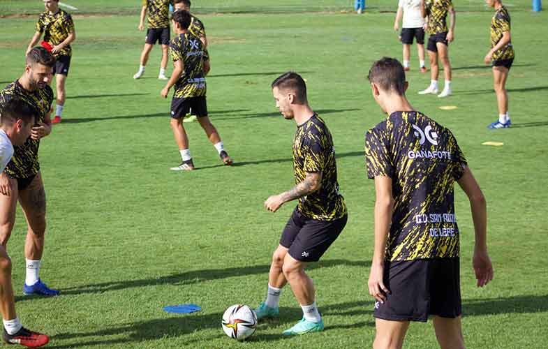 El San Roque continúa preparando el inicio de la Liga y este sábado juega en Bailén con el Linares. / Foto: @SanRoqueLepe.