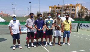 Los primeros clasificados en la segunda prueba del Circuito de Tenis Ferronol en El Portil.