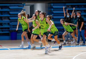 Alegría de las infantiles andaluzas tras ganar su partido y acceder a la final.