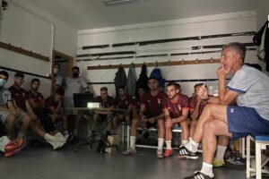 Alejandro Ceballos, durante una charla táctica ante el inicio de la competición. / Foto: @ayamonte_cf.