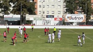 Los jugadores del Ayamonte celebran sobre el terreno de juego su triunfo ante el Chiclana. / Foto: @Chiclana_CF.