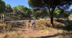 Emoción hasta los últimos metros en la VIII Ruta 'Pinares de Aljaraque', carrera organizada por el C. D. Los Rebiciclados. / Foto: Huelva Series XCM 2021.