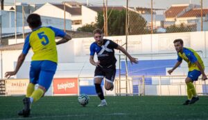 El Bollullos estará arropado por un buen número de seguidores en su partido en La Palma. / Foto: @bollulloscf1933.