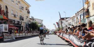 Momento en el que Víctor Pérez-Abela cruza la meta como vencedor del LXXI Gran Premio Bollullos de Ciclismo. / Foto: @AytoBollullos.