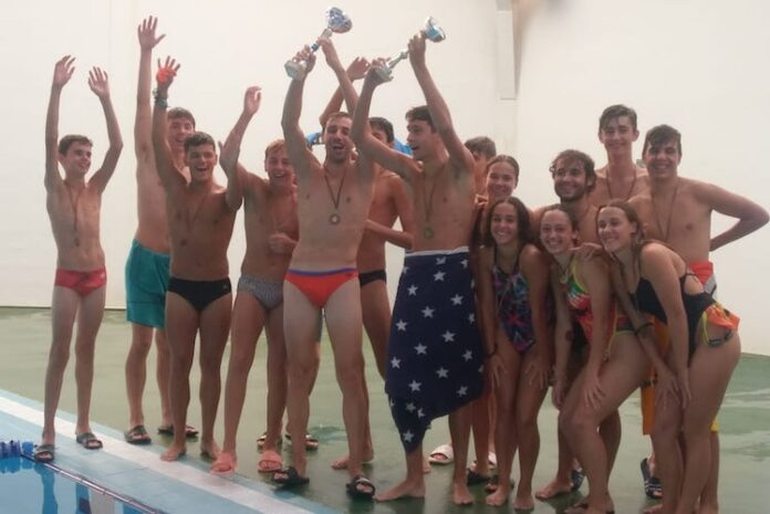 Los componentes del Club Natación Huelva establecieron el récord de la hora con 6.100 metros nadados.