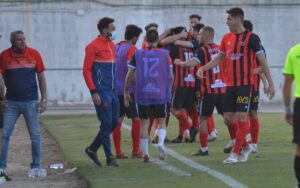 Alegría de los jugadores cartayeros tras marcar Wojcik el tanto del empate. / Foto: Eduardo Rabaneda.