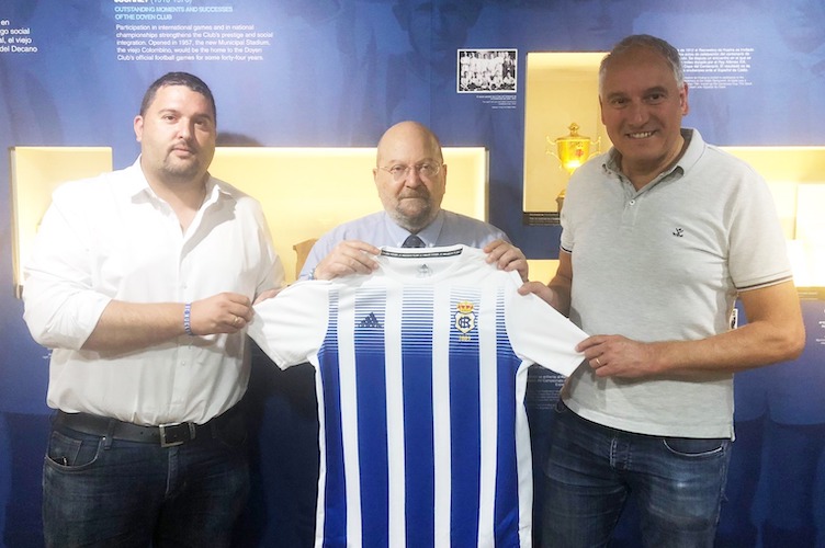 Daniel Alejo, director deportivo del Recre; José Antonio Sotomayor, presidente albiazul; y Emilio Turlings, team manager del Koninklijke Haarlem FC, durante el encuentro de este miércoles. / Foto: @recreoficial.