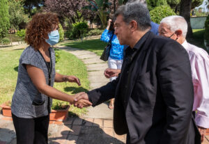 La presidenta de la Diputación de Huelva, María Eugenia Limón, junto al máximo mandatario del Barcelona, Joan Laporta.