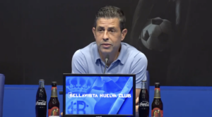 Alberto Gallego, entrenador del Recre, durante la rueda de prensa de este viernes en la previa al inicio liguero. / Foto: Captura imagen Recreativo de Huelva.