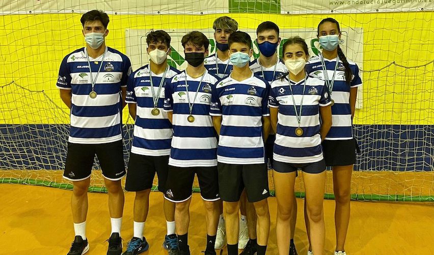 Representantes del Club Bádminton IES La Orden en el TTR de San José de la Rinconada.