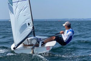 Ignacio Toronjo tendrá que seguir peleando en la segunda jornada de la regata si quiere conservar el primer puesto en Almería.