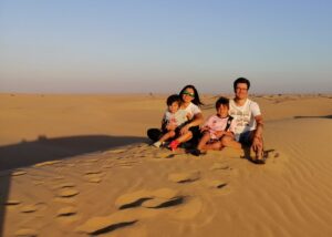 Jose Antonio Ahumada con su mujer y sus hijos en el desierto en Dubai