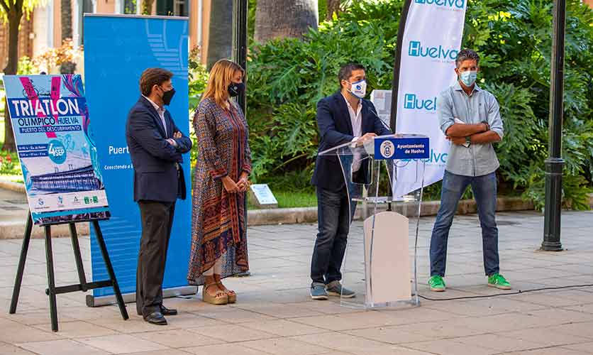 Un momento de la presentación del V Triatlón 'Huelva, Puerto del Descubrimiento', que se celebra este sábado.