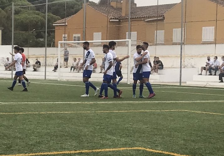 Los jugadores del Recre celebran el primero de los goles de Chendo Alarcón. / Foto: F. O.