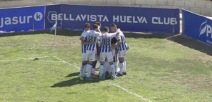 Los jugadores del Recre celebran el primer tanto de la mañana ante el Ceuta B. / Foto: Captura imagen Teleonuba.