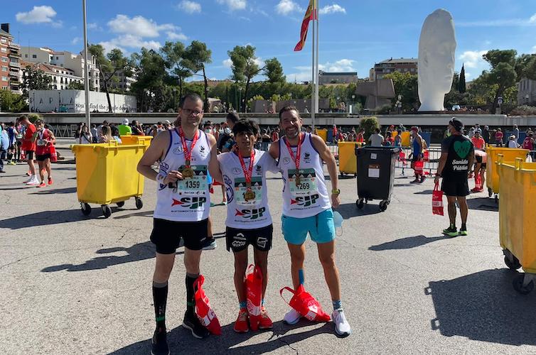 Antonio Bendala, José Carlos Galván y Luis Flores tras completar en tres horas y media la Maratón de Madrid.