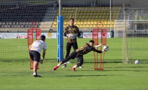 Un momento del entrenamiento de los porteros del San Roque en la última sesión de trabajo del sábado. / Foto: @SanRoqueLepe.