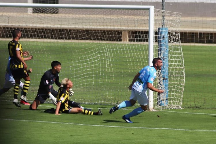 Momento de uno de los autogoles de Joel en el San Roque-Coria. / Foto: Diego Rodríguez Valle / @CDCORIA.