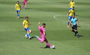 Tras el debut en Cádiz, el San Roque sólo piensa en ganar este domingo al Coria. / Foto: @SanRoqueLepe.