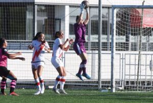 La meta local, Patricia Larqué, estuvo muy segura en las ocasiones en las que el Sporting le exigió. / Foto: www.lfp.es.