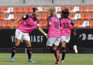 El Sporting celebra el primer tanto en Paterna, obra de Kristina Fischer. / Foto: www.lfp.es.