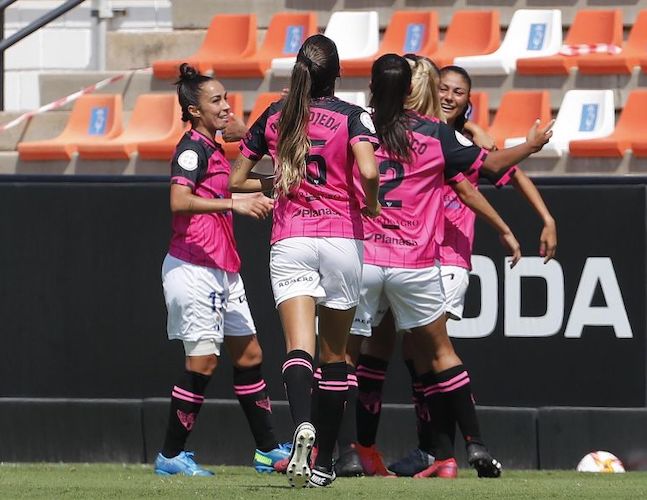 Alegría de las jugadoras del Sporting tras conseguir el tanto de la igualada. / Foto: www.lfp.es.