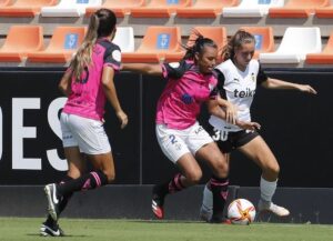 Stephannie Blanco pugna con Julia Aguado en un lance del choque. / Foto: www.lfp.es.