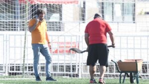 El partido comenzó con retraso ya que hubo que corregir algunas deficiencias en el terreno de juego. / Foto: www.lfp.es.