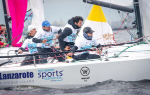 Ricardo Terrades, segundo por la izquierda, a bordo del 'Lanzarote European Sports Destination-Wacaf Air', en plena maniobra de sandokan en la boya de barlovento. / Foto: Andrey Sheremetev/Sailing Champions League.