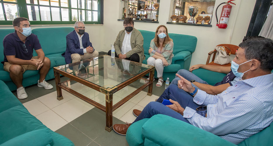 Un momento del encuentro del alcalde de Huelva, Gabriel Cruz; y la concejala de Deportes, María Teresa Flores, con el presidente del Real Club Recreativo de Tenis de Huelva, Federico Sánchez de la Campa, y miembros de su junta directiva.