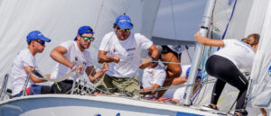 El equipo de Lanzarote concentrados en la maniobra de la boya de barlovento, sobrepasando a sus rivales. / Foto: Pedro Martínez-Sailing Energy.