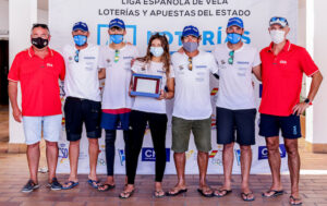 Ricardo Terrades, junto a sus compañeros del RCN Arrecife, tras recibir el trofeo como campeón de la Liga Española de Vela.