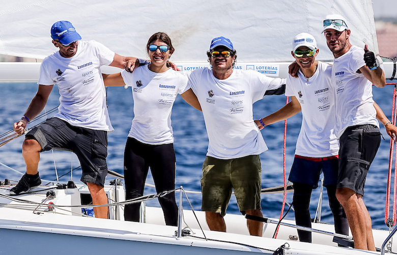 La tripulación campeona celebrando el triunfo. De izquierda a derecha: Cristian Sánchez, Gabriela Gil, Ricardo Terrades, Alberto Morales y Pedro 'Fula' de León. / Foto: Pedro Martínez - Sailing Energy / RFEV.