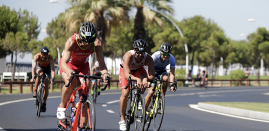 Un momento en el segmento de ciclismo del V Triatlón Olímpico 'Huelva, Puerto del Descubrimiento'.